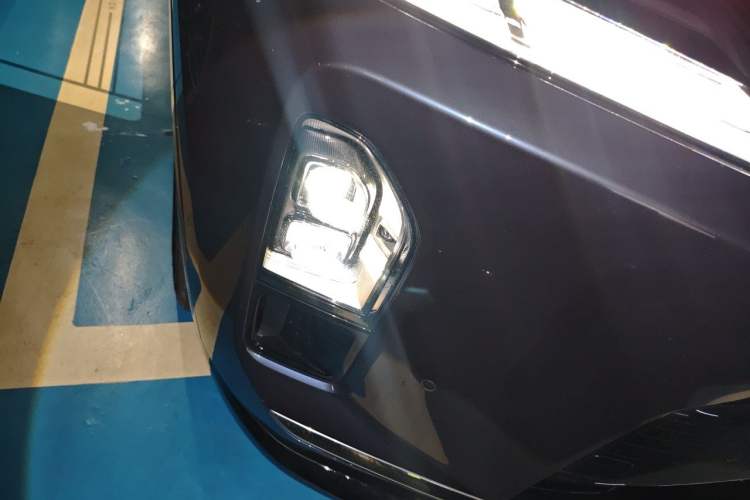 Used Nio ES8 2026 Model 6-seat Executive Signature Edition Right Front Headlight