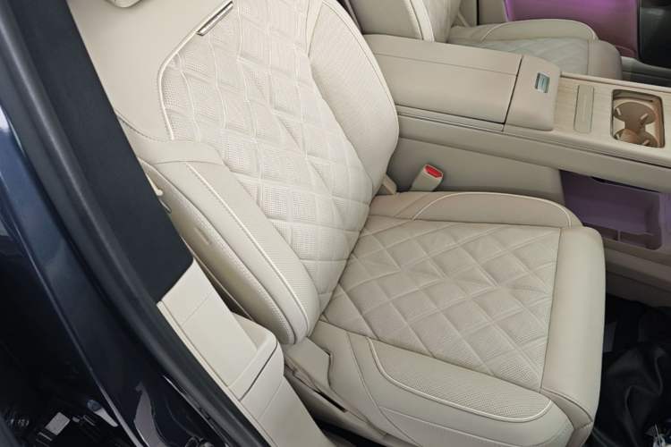 Used Nio ES8 2026 Model 6-seat Executive Signature Edition Right Front Seat