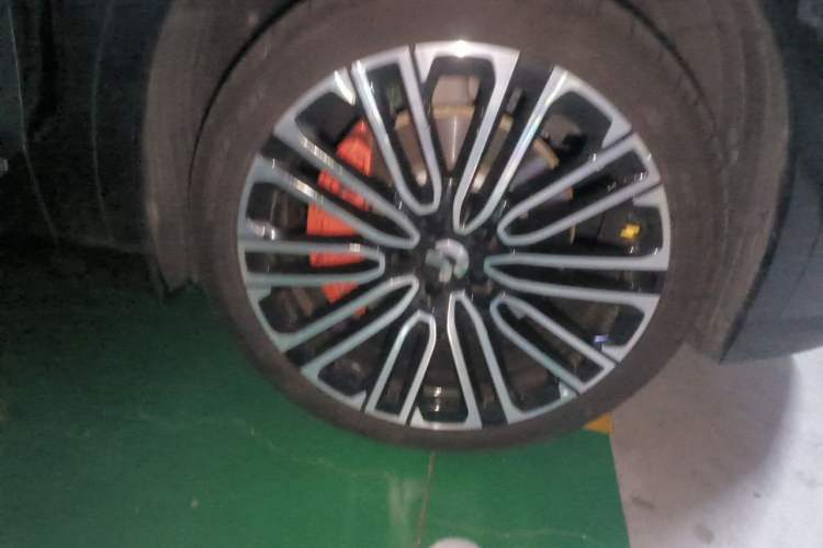 Used Nio ES8 2026 Model 6-seat Executive Signature Edition Right Front Wheel Hub