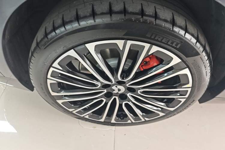 Used Nio ES8 2026 Model 6-seat Executive Signature Edition Right Rear Wheel Hub