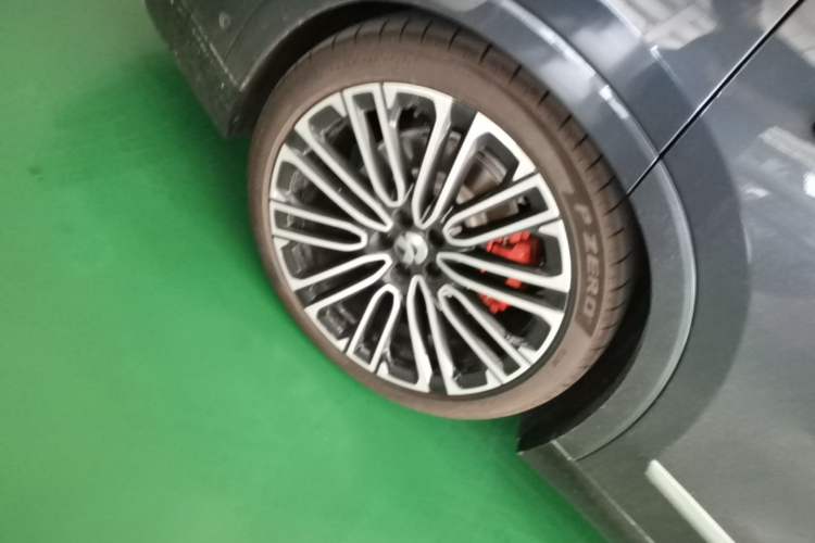 Used Nio ES8 2026 Model 6-seat Executive Signature Edition Right Rear Wheel Hub
