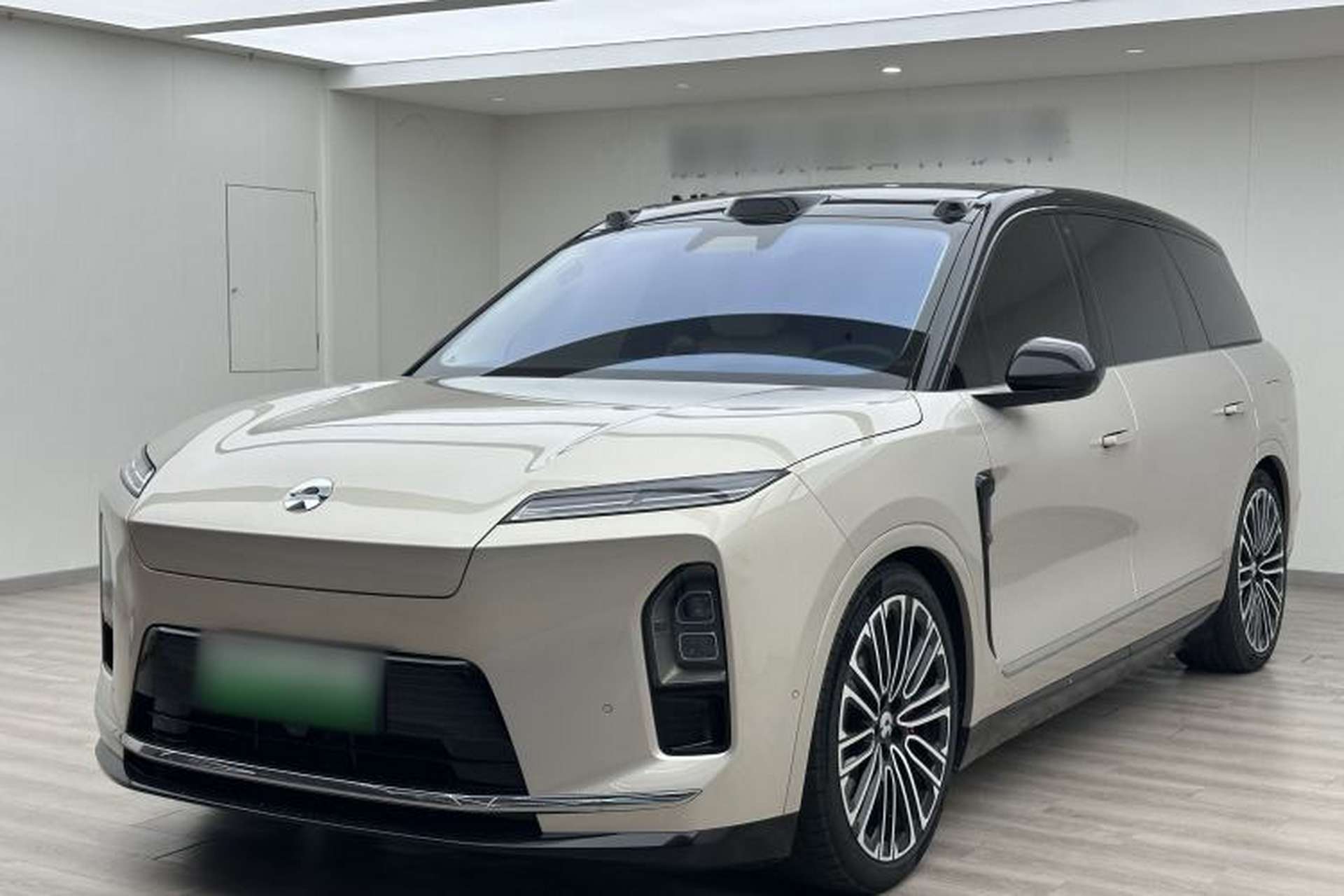 Used Nio ES8 2026 Model 6-seat Executive Signature Edition Front Left 45 Deg
