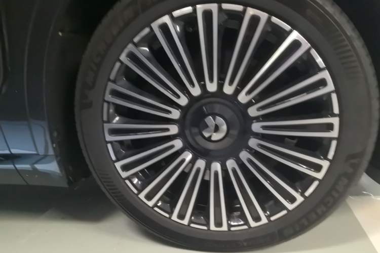 Used Nio ES8 2026 Model 6-seat Executive Luxury Edition Right Front Wheel Hub