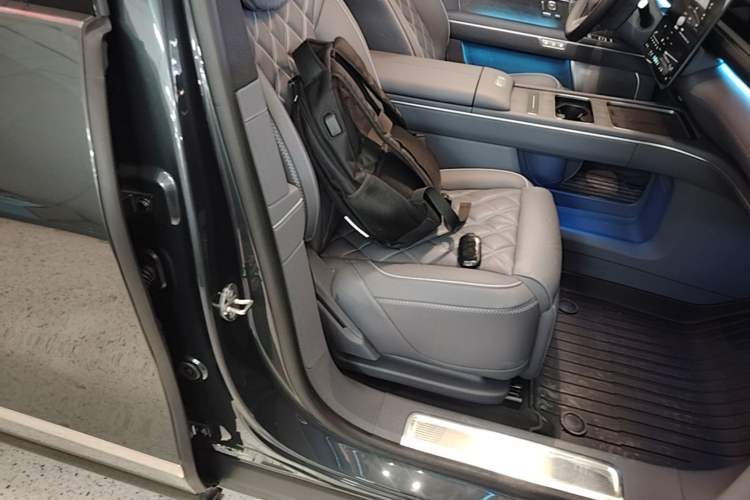Used Nio ES8 2026 Model 6-seat Executive Signature Edition Right Front Seat