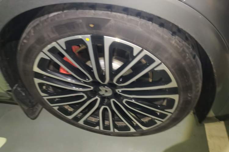 Used Nio ES8 2026 Model 6-seat Executive Signature Edition Right Front Wheel Hub