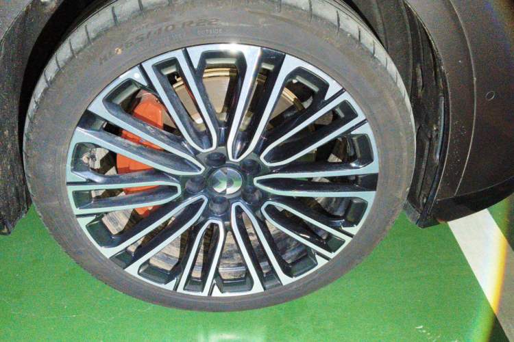 Used Nio ES8 2026 Model 6-seat Executive Signature Edition Right Front Wheel Hub