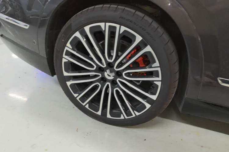 Used Nio ES8 2026 Model 6-seat Executive Signature Edition Right Rear Wheel Hub