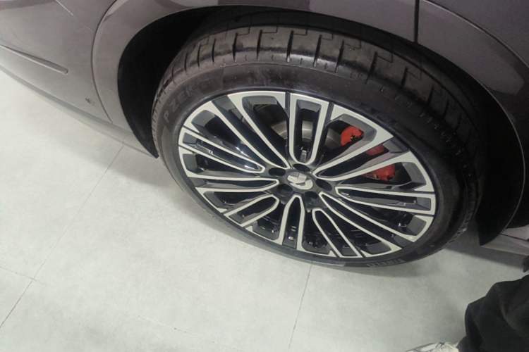 Used Nio ES8 2026 Model 6-seat Executive Signature Edition Right Rear Wheel Hub