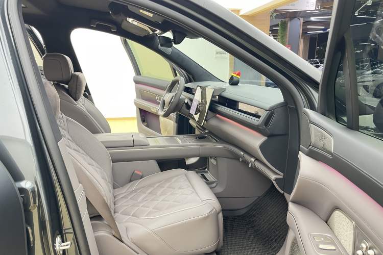 Used Nio ES8 2026 Model 6-seat Executive Signature Edition Right Front Seat