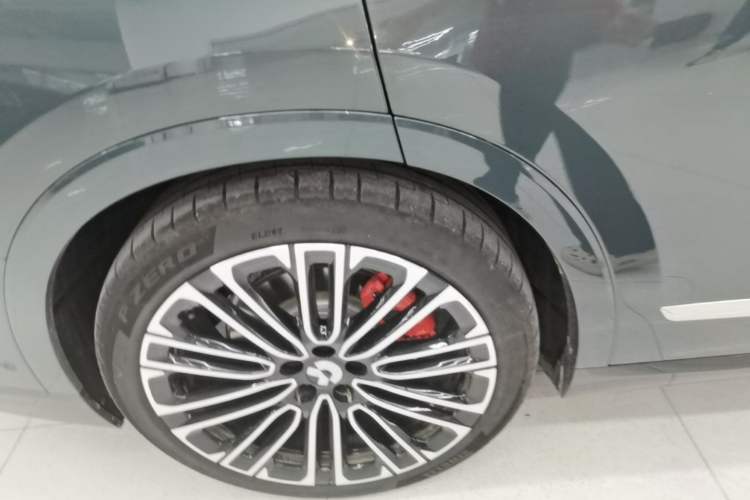 Used Nio ES8 2026 Model 6-seat Executive Signature Edition Right Rear Wheel Hub