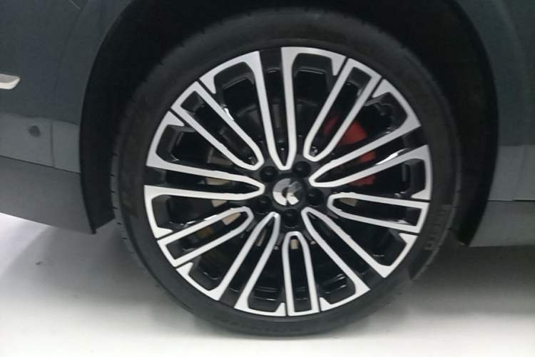 Used Nio ES8 2026 Model 6-seat Executive Signature Edition Right Rear Wheel Hub