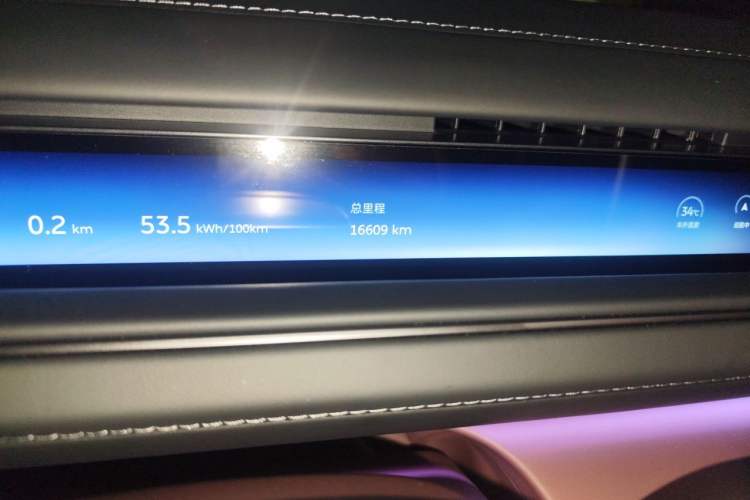 Used Nio ES8 2026 Model 6-seat Executive Signature Edition Odometer Close Up