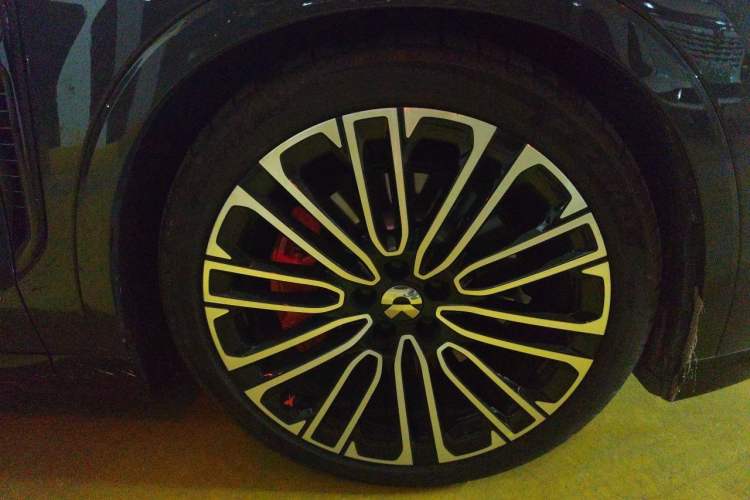Used Nio ES8 2026 Model 6-seat Executive Signature Edition Right Front Wheel Hub