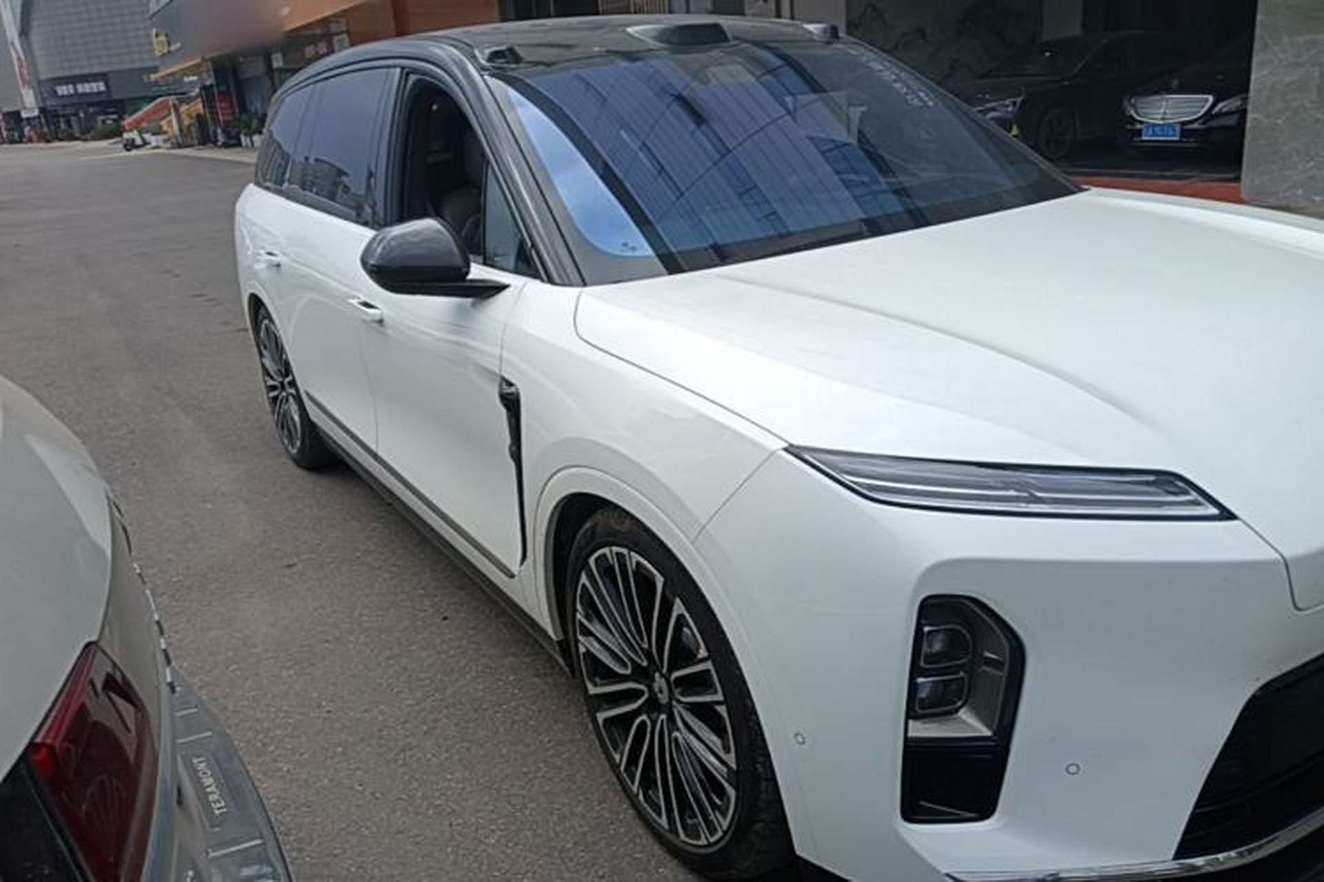 Used Nio ES8 2026 Model 6-seat Executive Signature Edition Front Right 45 Deg