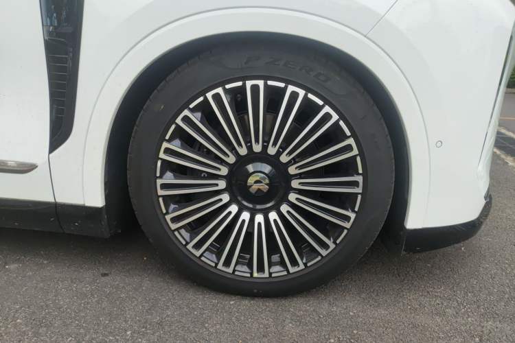 Used Nio ES8 2026 Model 6-seat Executive Luxury Edition Right Front Wheel Hub