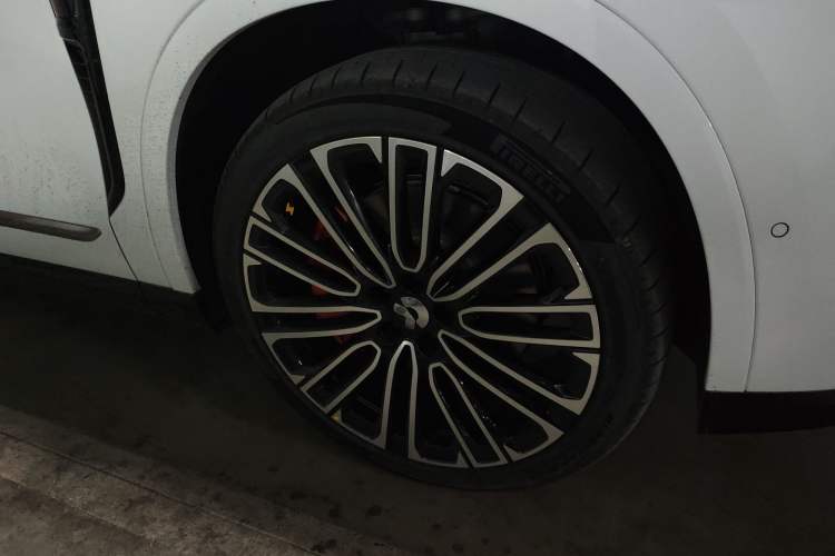 Used Nio ES8 2026 Model 6-seat Executive Signature Edition Right Front Wheel Hub