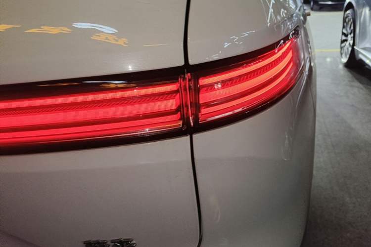 Used Nio ES8 2026 Model 6-seat Executive Signature Edition Right Rear Taillight