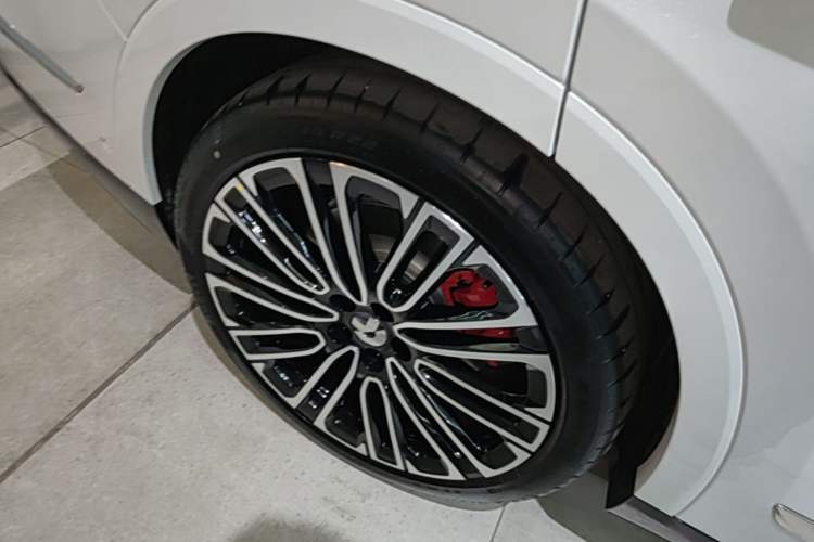 Used Nio ES8 2026 Model 6-seat Executive Signature Edition Right Rear Wheel Hub