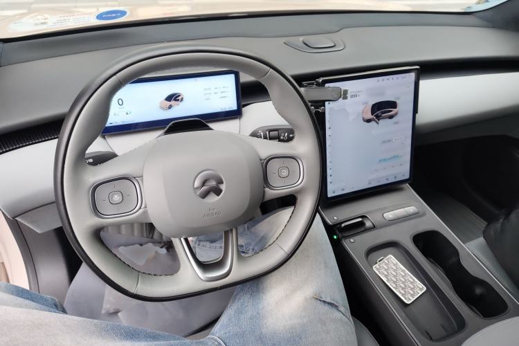 Used Nio ET5 2022 75 kWh Center Console