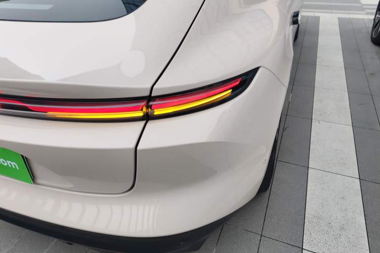 Used Nio ET5 2022 75 kWh Right Rear Taillight