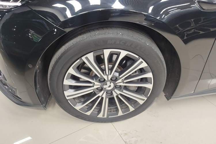 Used Nio ET5 2022 75 kWh Left Front Wheel Hub