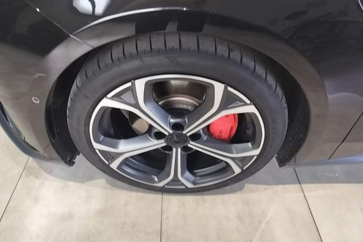 Used Nio ET5 2022 75 kWh Left Front Wheel Hub