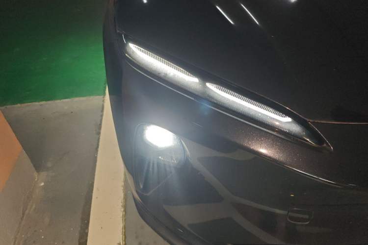 Used Nio ET5 2022 75 kWh Right Front Headlight