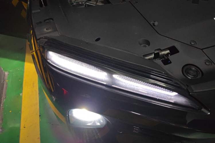 Used Nio ET5 2022 75 kWh Right Front Headlight