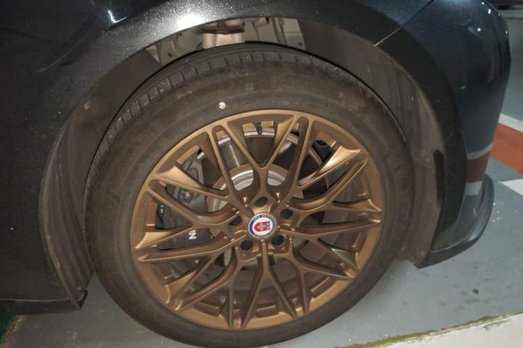 Used Nio ET5 2022 75 kWh Right Front Wheel Hub
