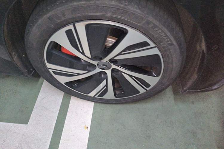Used Nio ET5 2022 75 kWh Right Front Wheel Hub