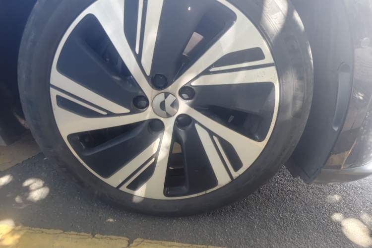Used Nio ET5 2022 75 kWh Right Front Wheel Hub