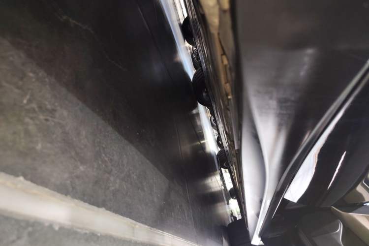 Used Nio ET5 2022 75 kWh Right Side Sill