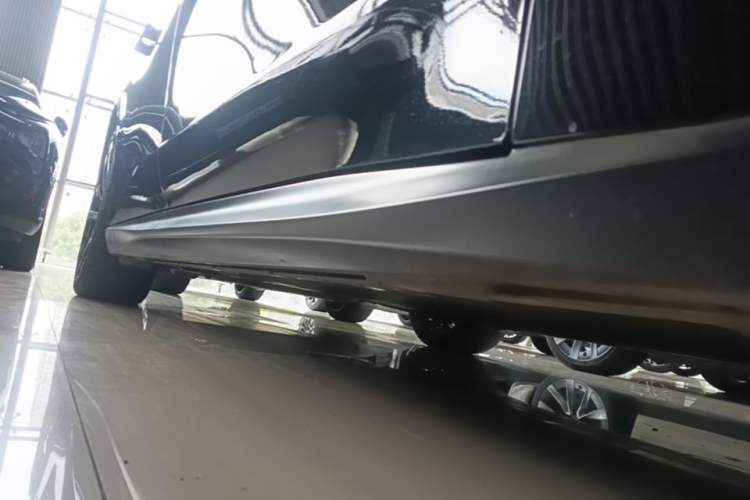 Used Nio ET5 2022 75 kWh Right Side Sill