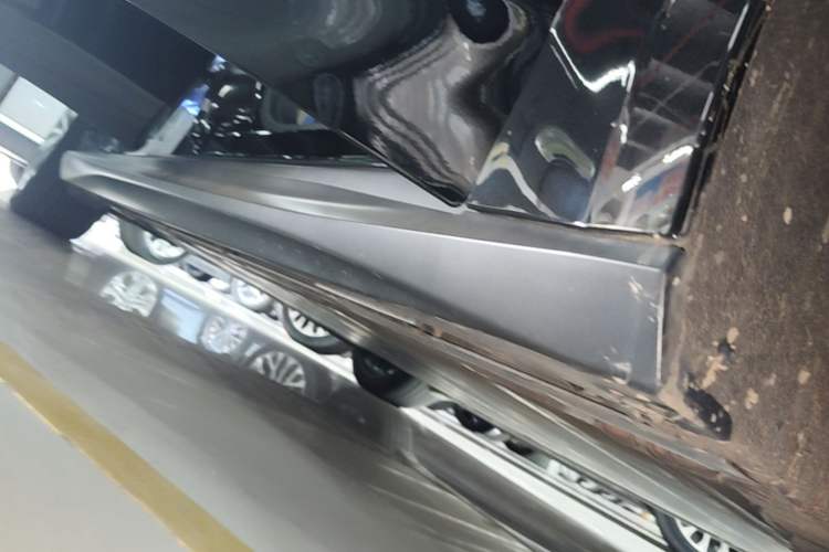 Used Nio ET5 2022 75 kWh Right Side Sill