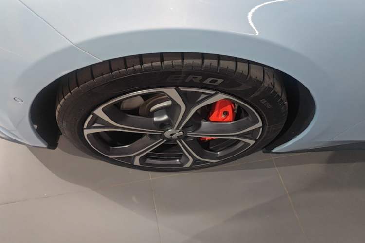 Used Nio ET5 2022 75 kWh Left Front Wheel Hub