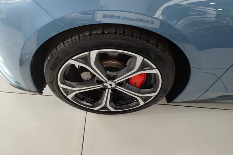 Used Nio ET5 2022 75 kWh Left Front Wheel Hub