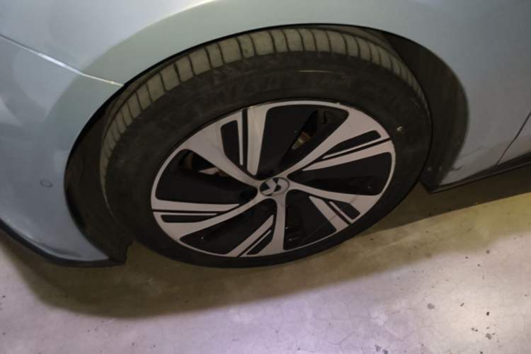 Used Nio ET5 2022 75 kWh Left Front Wheel Hub