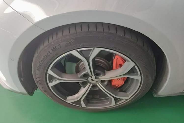 Used Nio ET5 2022 75 kWh Left Front Wheel Hub