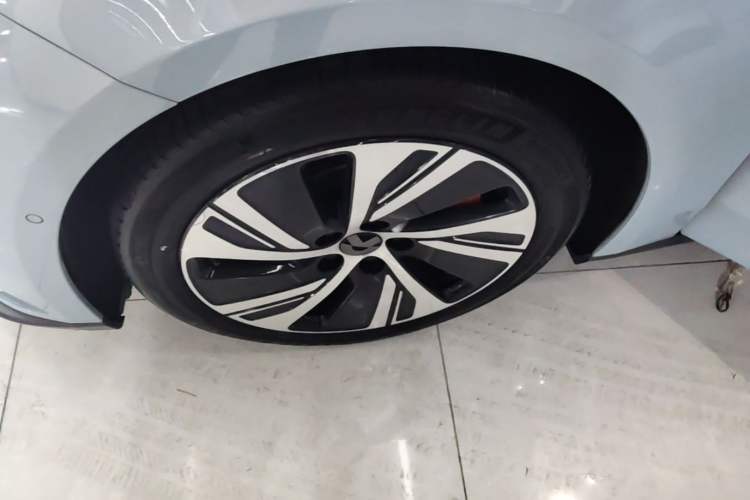 Used Nio ET5 2022 75 kWh Left Front Wheel Hub