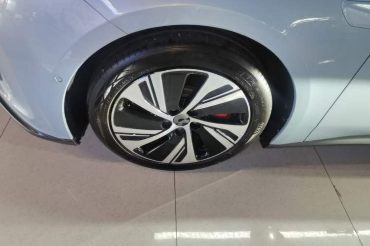 Used Nio ET5 2022 75 kWh Left Front Wheel Hub