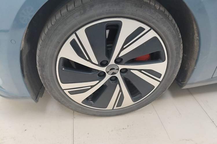 Used Nio ET5 2022 75 kWh Left Front Wheel Hub