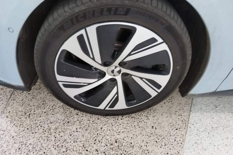 Used Nio ET5 2022 75 kWh Left Front Wheel Hub