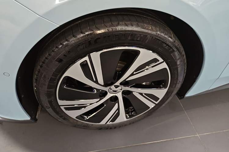 Used Nio ET5 2022 75 kWh Left Front Wheel Hub