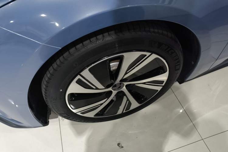 Used Nio ET5 2022 75 kWh Left Front Wheel Hub
