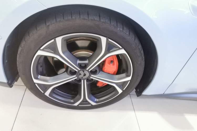 Used Nio ET5 2022 75 kWh Left Front Wheel Hub