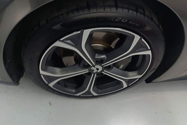 Used Nio ET5 2022 75 kWh Left Front Wheel Hub