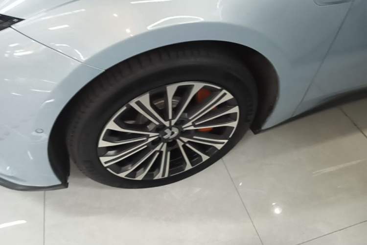 Used Nio ET5 2022 75 kWh Left Front Wheel Hub