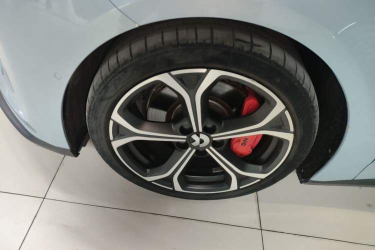 Used Nio ET5 2022 75 kWh Left Front Wheel Hub