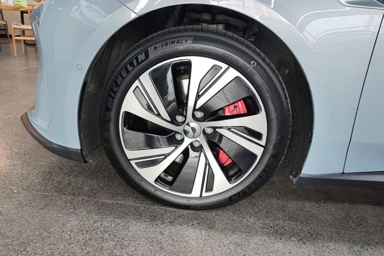 Used Nio ET5 2022 75 kWh Left Front Wheel Hub