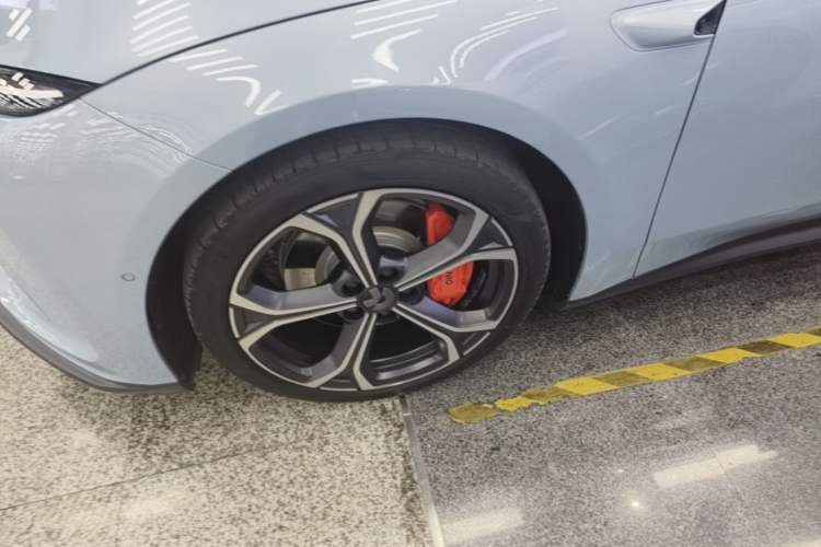 Used Nio ET5 2022 75 kWh Left Front Wheel Hub